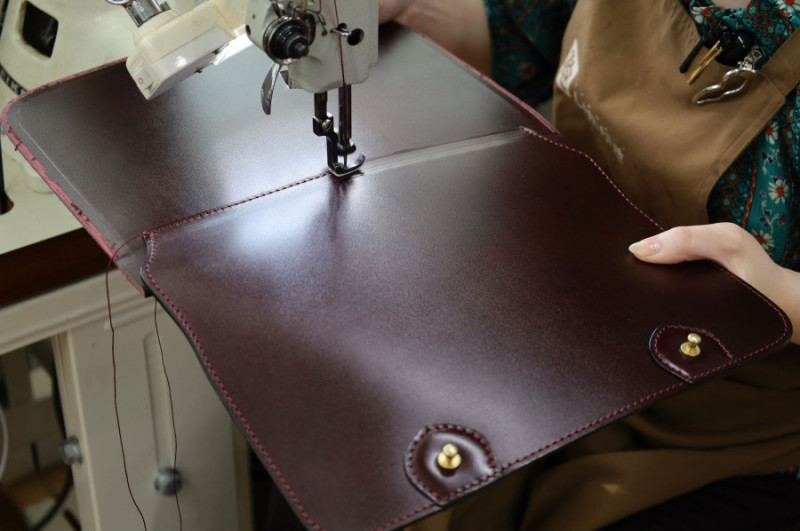 後ボディーにかぶせを縫い付けます